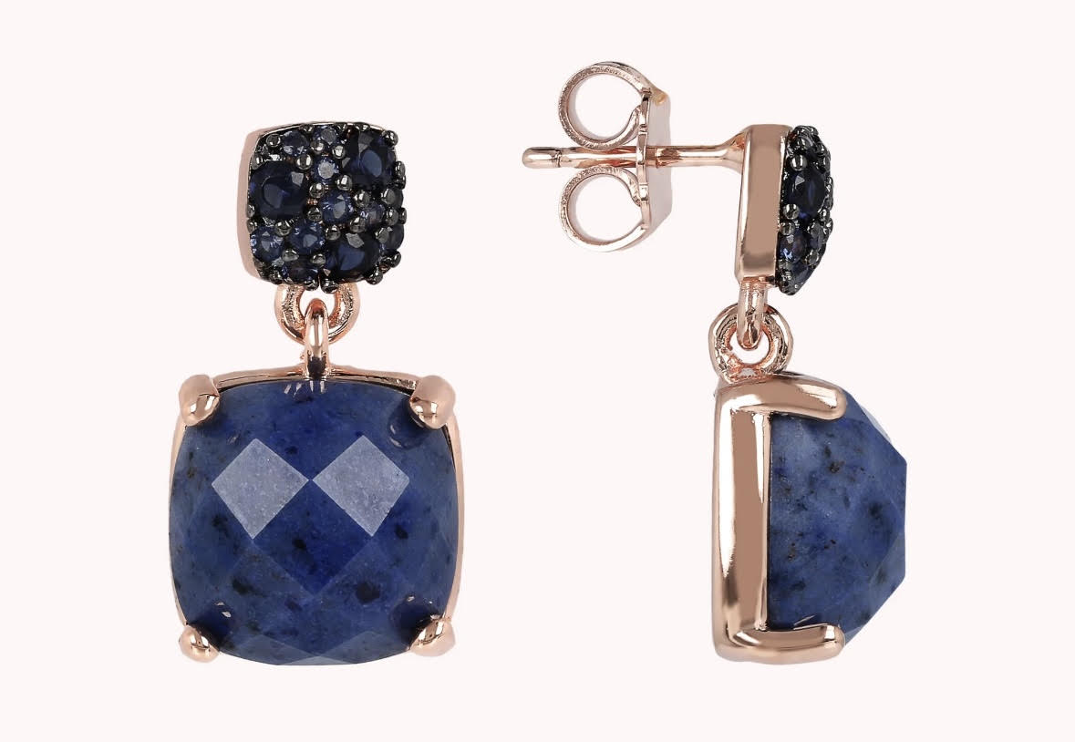 Boucles d'oreilles pierres naturelles pavé bleu portées, vue de face - Trendy's Jewels