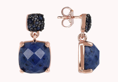 Boucles d'oreilles pierres naturelles pavé bleu portées, vue de face - Trendy's Jewels