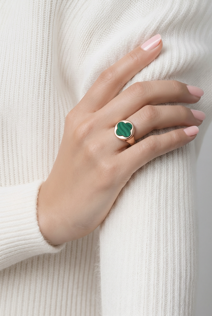 Bague chevalière trèfle pierre naturelle portée, vue de face - Trendy's Jewels