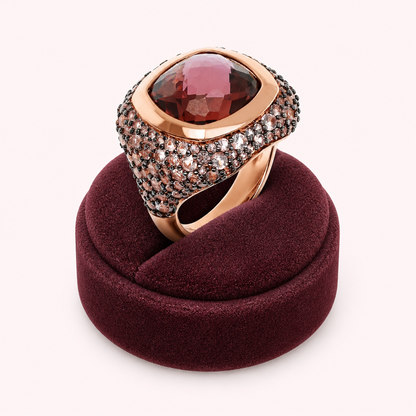Bague chevalière rose ancien portée, vue de face - Trendy's Jewels