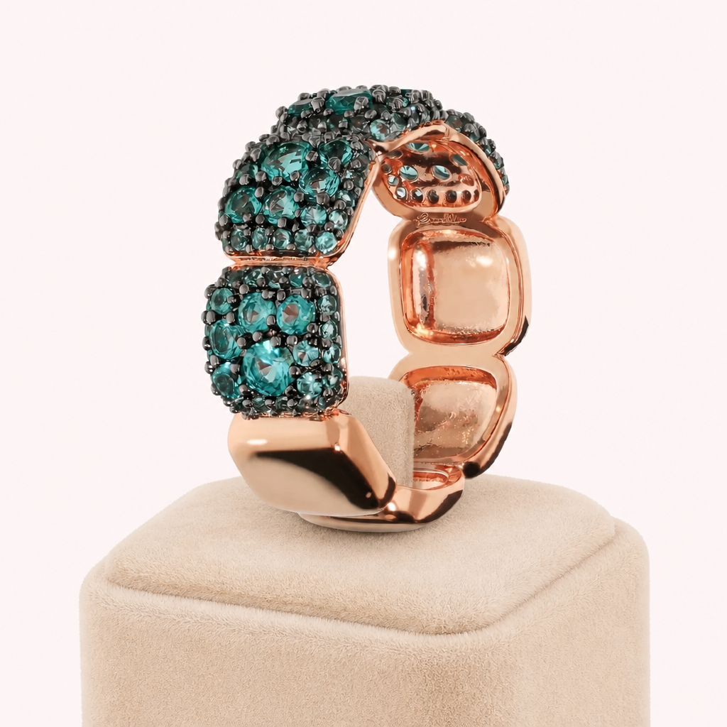 Bague bandeau pavé zircons or rose portée, vue de face - Trendy's Jewels