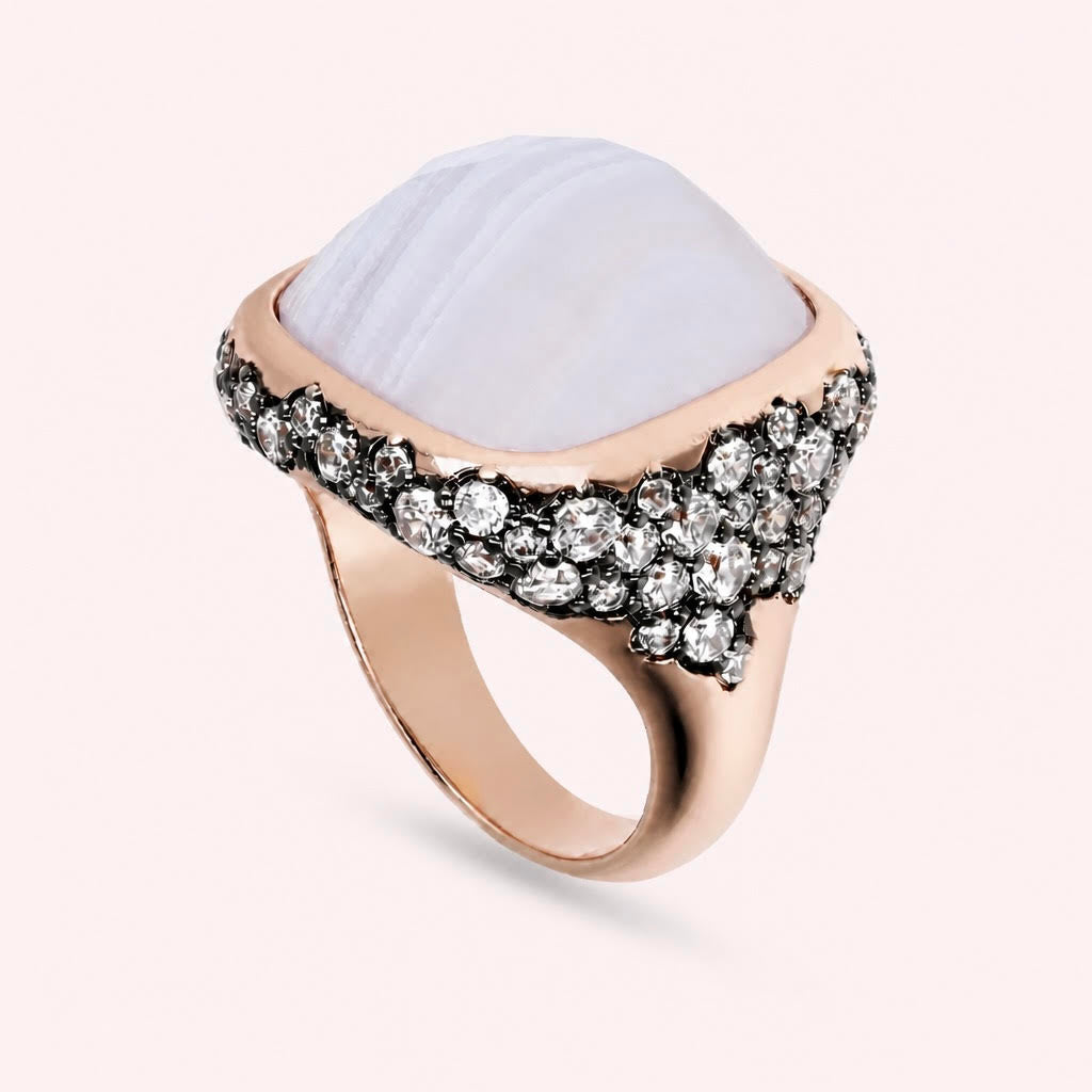 Bague chevalière pierre blanche naturelle portée, vue de face - Trendy's Jewels