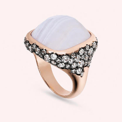Bague chevalière pierre blanche naturelle portée, vue de face - Trendy's Jewels